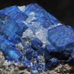青い石