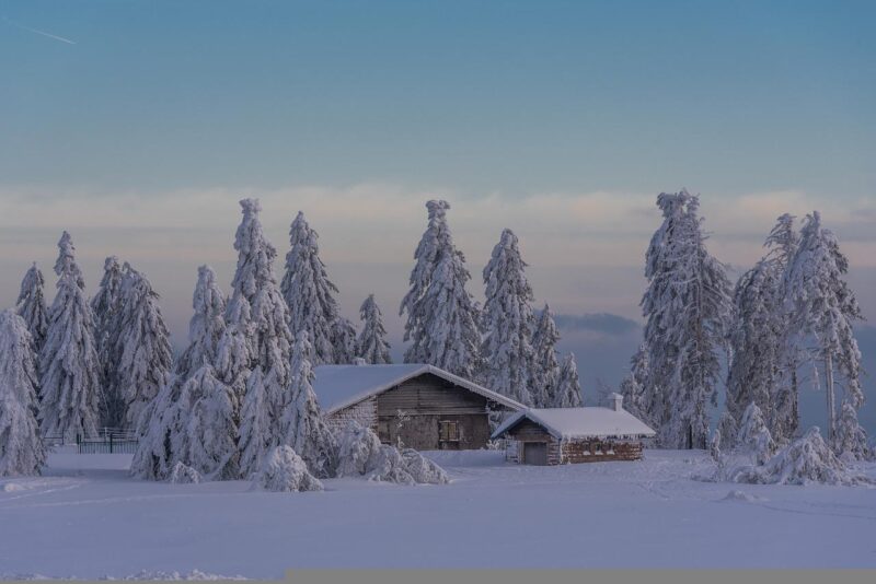 冬、雪、小屋