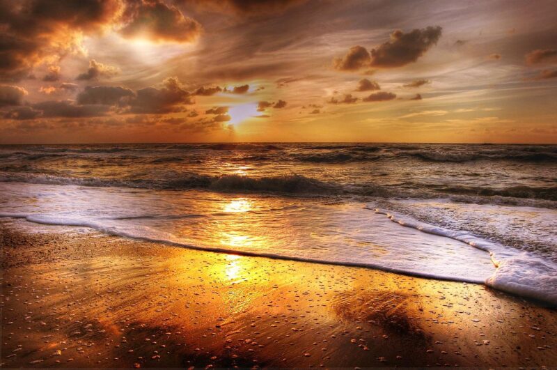 夕日の浜辺
